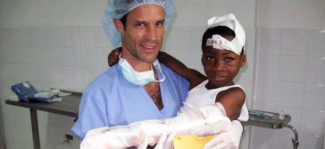 Dr. Scott Nelson with Haitian orthopedic patient